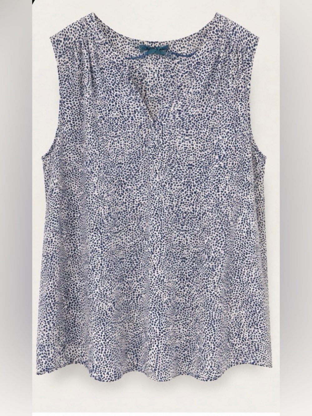 Sleeveless Fleur Bleue White and Navy Printed Blouse